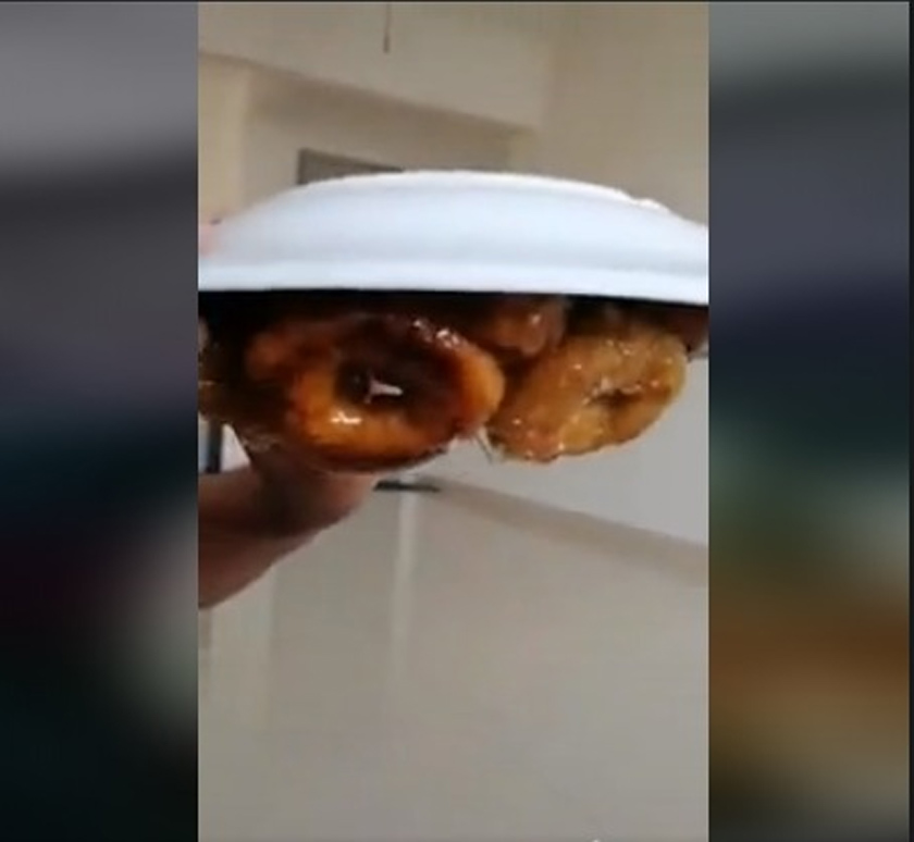 Ini pula perkongsian kuih yang melekat pada pinggan yang dikongsi seorang pengikut kumpulan itu. - Kredit foto kumpulan Facebook Masak Apa Tak Jadi Hari Ini Official
