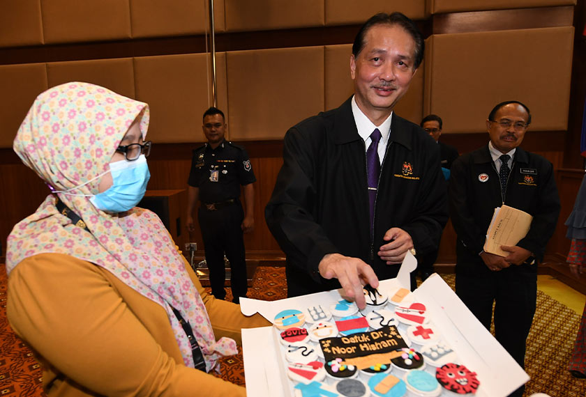 Salah seorang petugas media menghadiahkan muffin kepada Datuk Dr Noor Hisham. - Foto BERNAMA