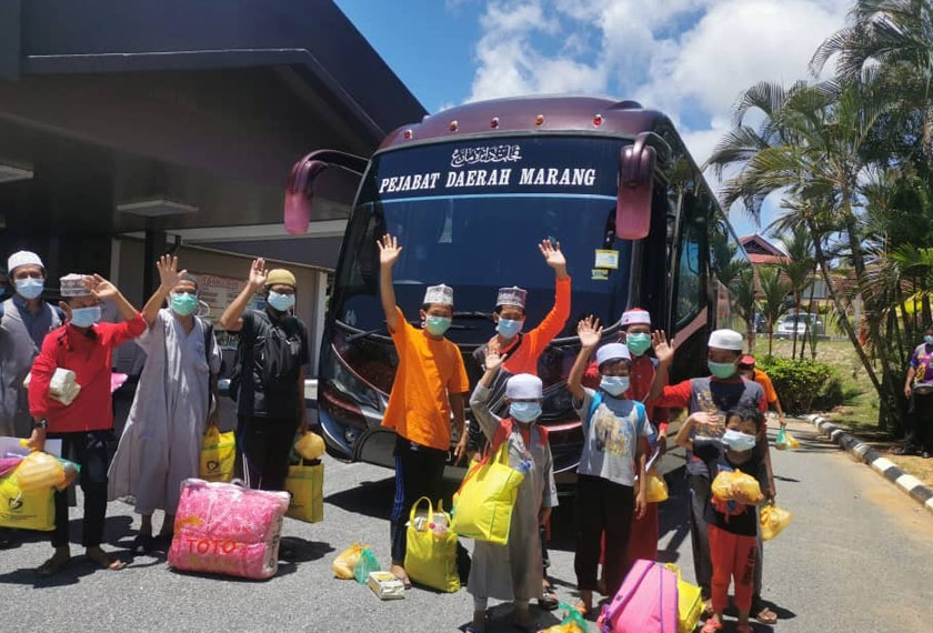 BEBAS COVID-19... Pelajar tahfiz dan beberapa individu lain yang dikuarantin di PKCM sejak 7 April lalu dibenarkan pulang hari ini. Astro AWANI