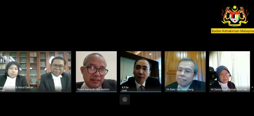 Prosiding rayuan yang bermula sekitar jam 10 pagi itu buat julung kalinya diadakan secara dalam talian. 