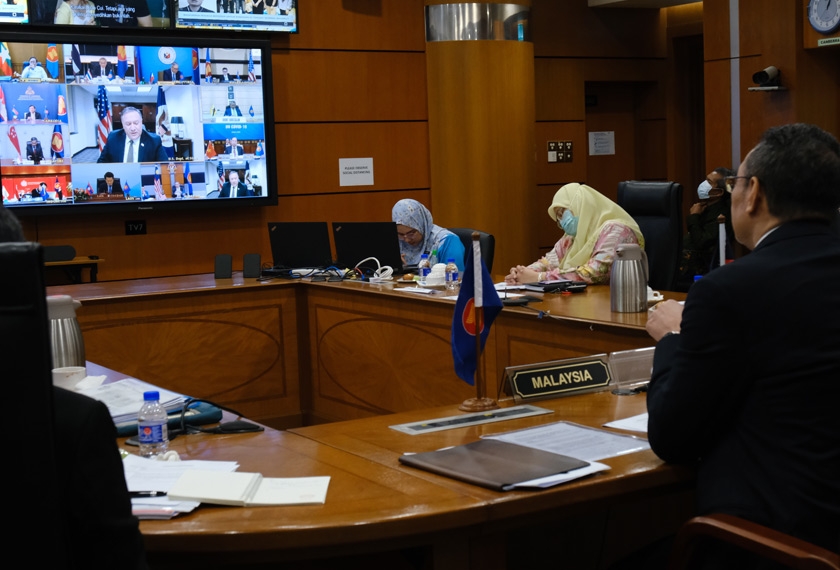 Pada mesyuarat bersama itu, Hishammuddin turut menggariskan lima keutamaan lain seperti penjagaan kesihatan, ekonomi, keselamatan makanan, pendidikan dan sistem sosial. - Foto Wisma Putra