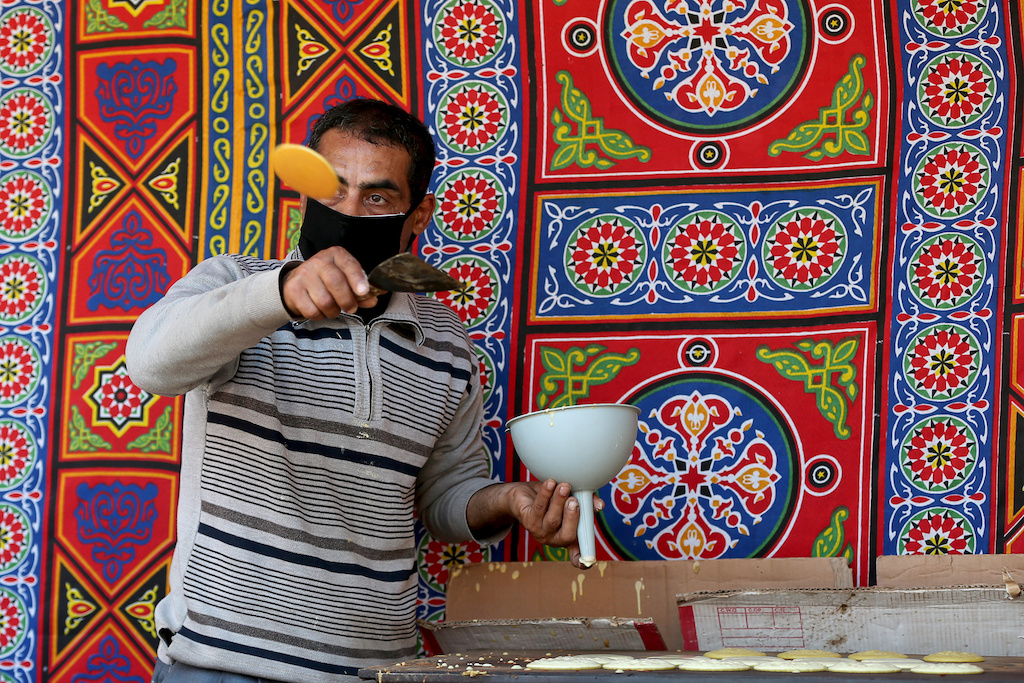 A Palestinian vendor makes Ramadan traditional sweets ahead of the holy fasting month, amid concerns about the spread of the coronavirus disease (COVID-19), in the southern Gaza Strip April 22, 2020. REUTERS/Ibraheem Abu Mustafa