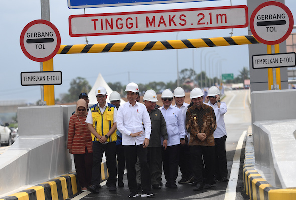 Indonesian President Joko Widodo reacts during the inauguration of Balikpapan-Samarinda Toll Road section 2, 3 and 4, near the area of Indonesia's new capital in Samboja, Kutai Kartanegara regency, East Kalimantan province, Indonesia December 17, 2019 in this photo taken by Antara Foto. Picture taken December 17, 2019 - Antara Foto/Akbar Nugroho Gumay/via REUTERS