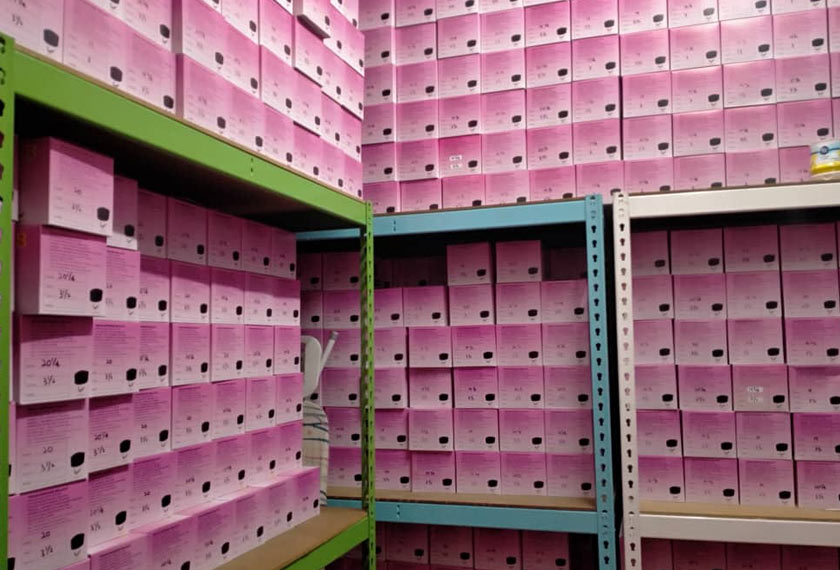 Stok songkok yang terdapat di kedai Mohd Fahirurazi. - Foto Astro AWANI