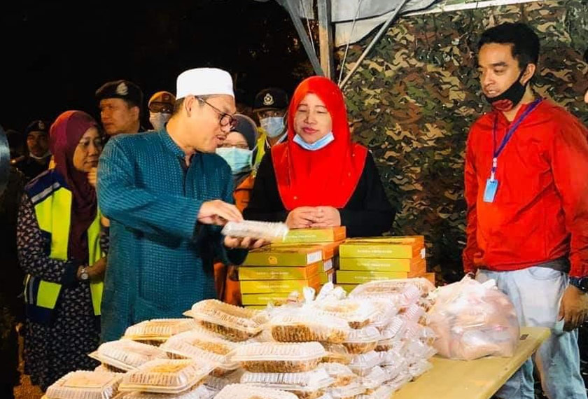 Ahmad Faizal menyantuni petugas barisan hadapan yang terlibat dalam sekatan jalan raya di Plaza Tol Ipoh Utara. Foto FB Exco Perak