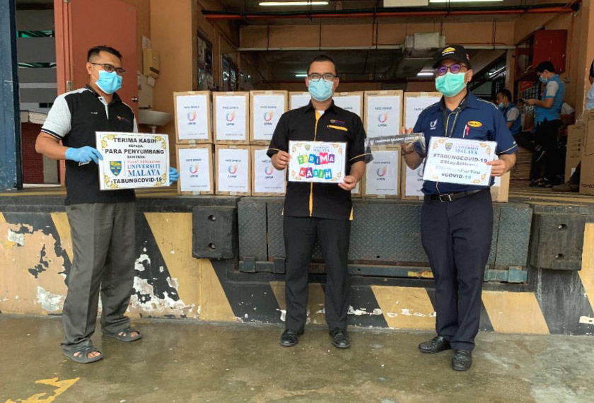 Dato’ Abdul Rashid Musa, President, Manufacturing & Engineering Division (right) handing over PPE to University Malaya Medical Centre.