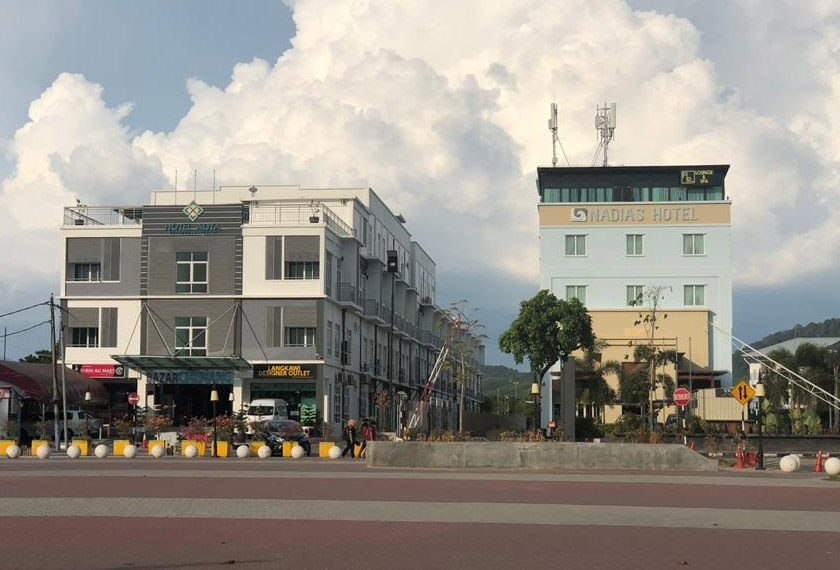 Deretan kedai dan hotel di Jalan Pantai Chenang.