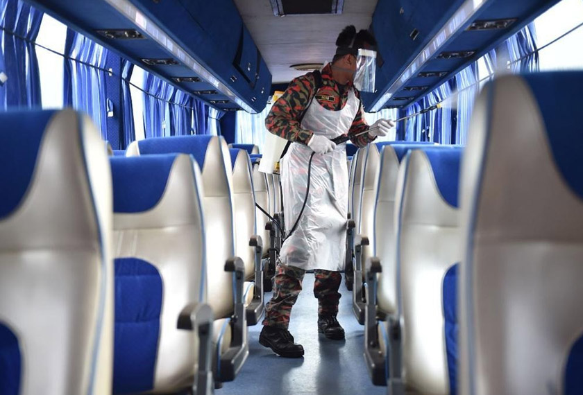 Proses sanitasi dilakukan di dalam bas yang membawa pelajar IPT