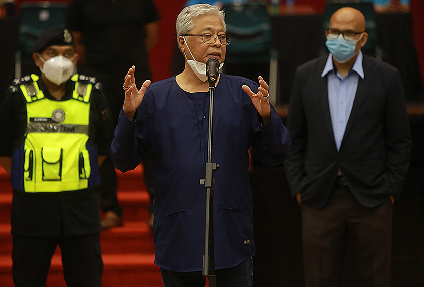 Menteri Kanan (Kluster Keselamatan) Datuk Seri Ismail Sabri Yaakob (tengah) memberikan ucapan pendek apabila hadir melihat proses pelepasan pelajar-pelajar IPT ke kampung halaman masing-masing pada Isnin malam. - gambar Univerisiti Malaya