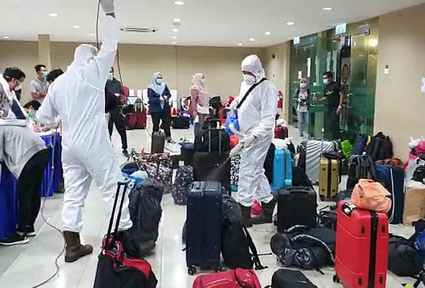 Bagasi-bagasi yang dibawa para pelajar untuk pulang ke kampung halaman disanitasi.