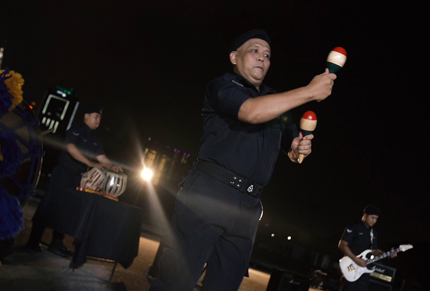 Sarjan Usop yang mempamerkan aksi bersahaja dan ‘bersemangat’ tatkala bermain instrumen marakas. - Foto YouTube RMP TV Channel