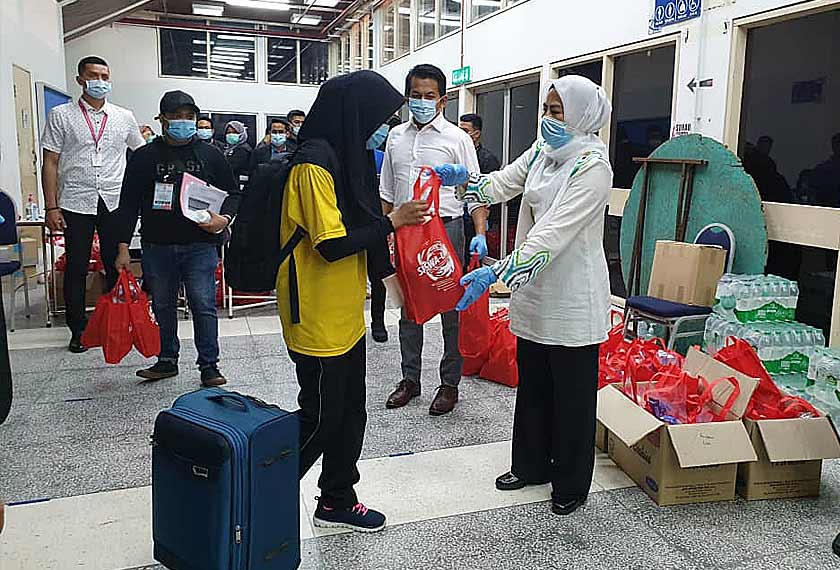 Menteri Pengajian Tinggi, Datuk Dr Noraini Ahmad menyampaikan sumbangan makanan kepada para pelajar IPT dari zon tengah yang akan berlepas pulang ke kampung halaman masing-masing, di Universiti Kebangsaan Malaysia (UKM) pada Isnin malam.