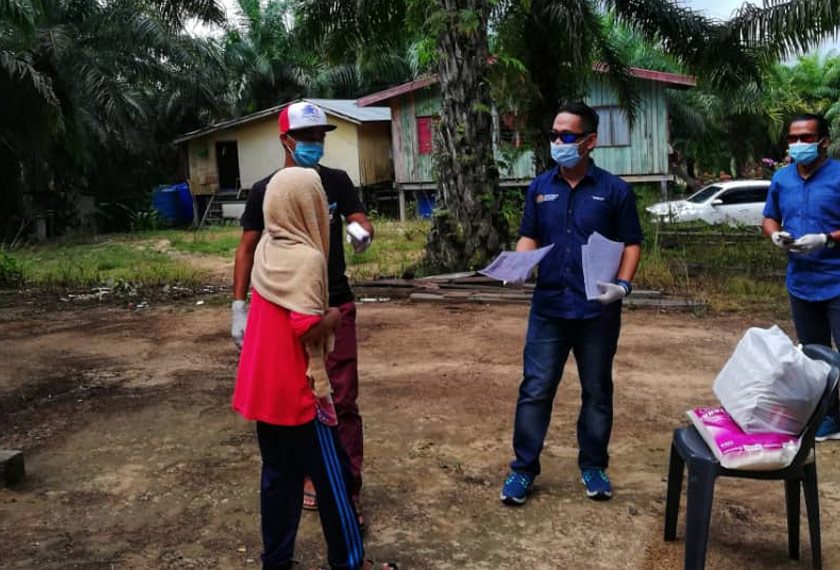 Rombongan Ziarah Cakna menyampaikan sumbangan dan memberi maklumat mengenai COVID-19 kepada keluarga murid SK Bangingod yang terlibat. - Foto Astro AWANI