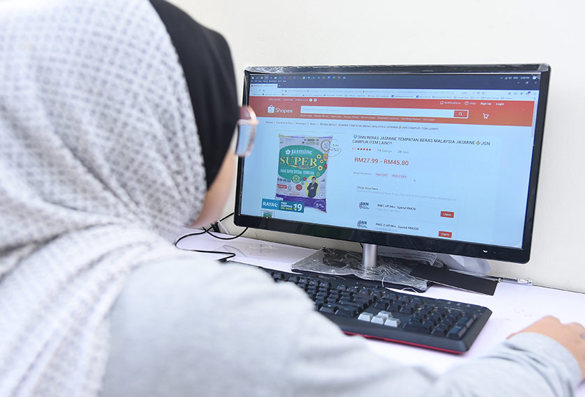 Usahawan diminta menjadi lebih kreatif dan proaktif mencari pendekatan perniagaan baharu dan berubah kearah pendigitalan.