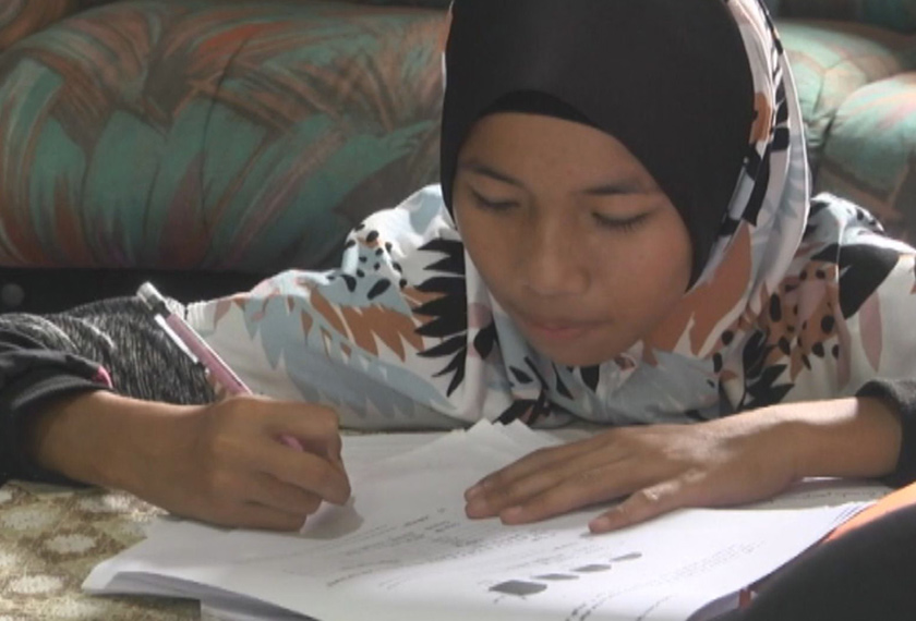 Pelajar SK Labang komited dalam menyiapkan setiap tugasan yang diberikan.