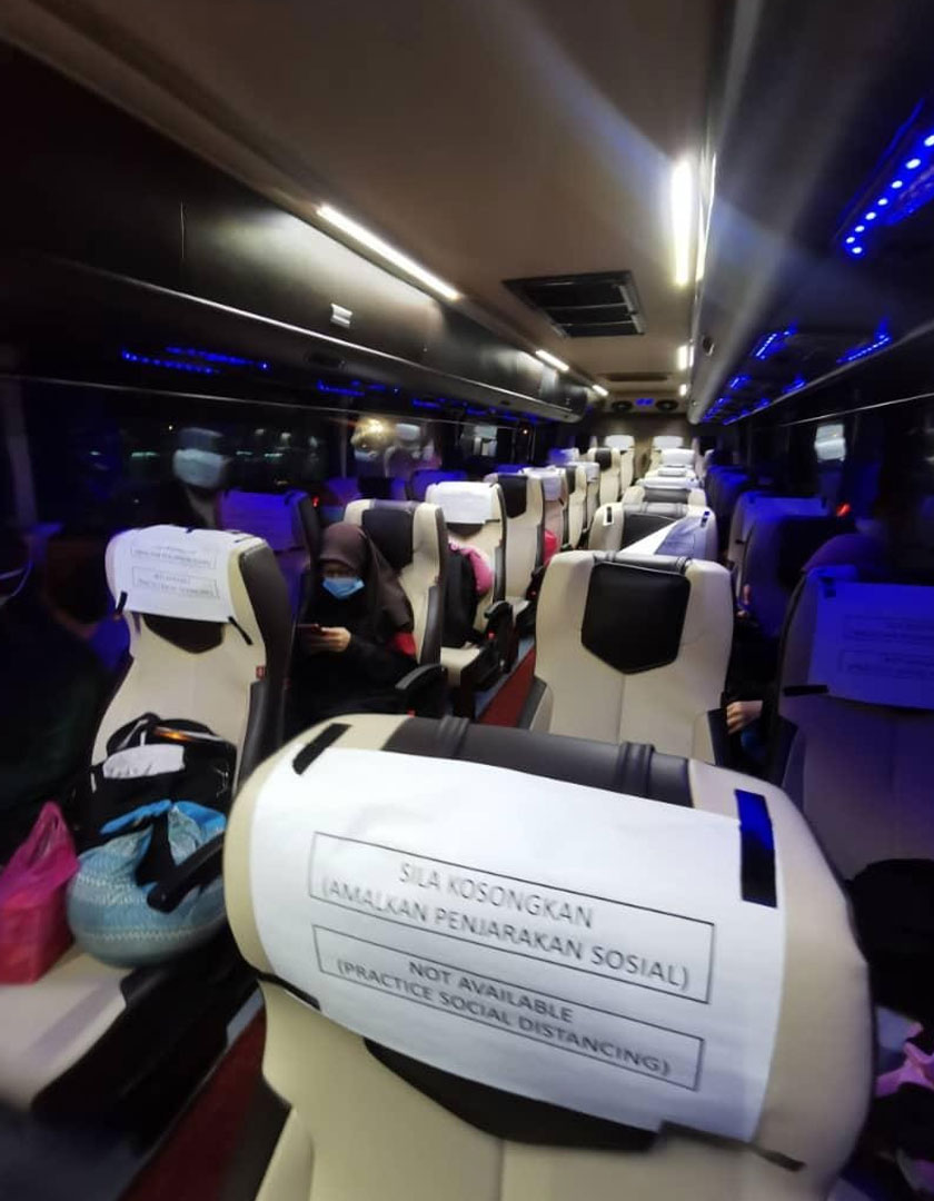 Penjarakan sosial diamalkan di dalam bas. Foto UUMTV