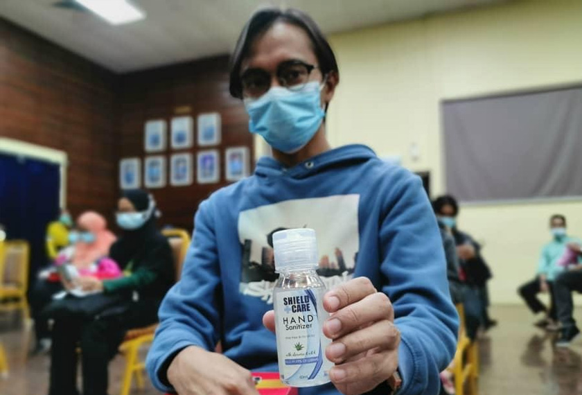 Pelajar digalakkan menggunakan cecair pembasmi kuman bagi mengekang penularan COVID-19. Foto UUMTV