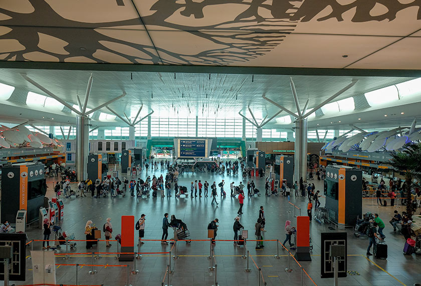 Susulan pembukaan semula operasi penerbangan syarikat tambang murah AirAsia, ke laluan domestik terpilih, orang ramai mula berada di terminal perlepasan di klia2 ketika tinjauan 29 April, 2020. --fotoBERNAMA