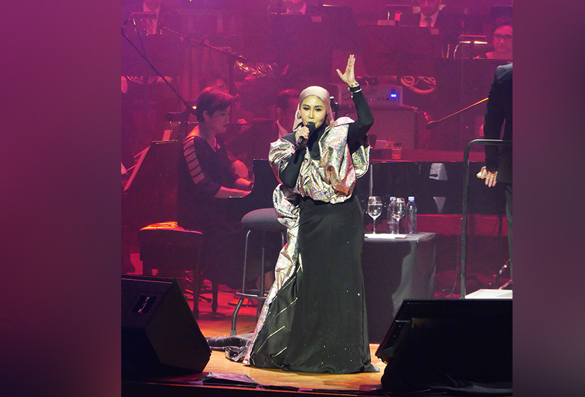 Untuk memilih Ella bukan tugas mudah kerana yang datang kepadanya bukan penyanyi calang-calang, bukan ‘baru nak up’ tapi hebat-habat semuanya.