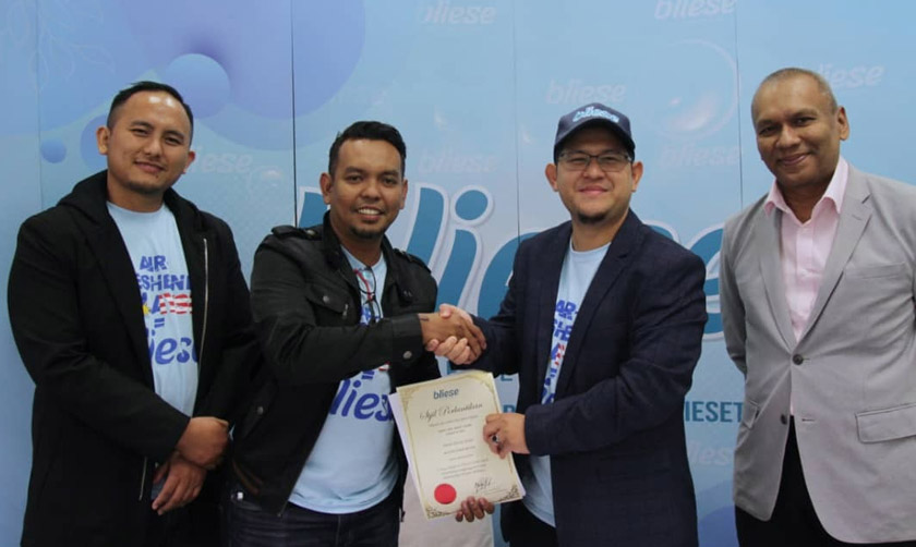 Aizzul A. Majid menandatangani kontrak dengan syarikat pewangi kenderaan dan rumah.