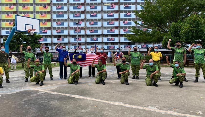 Program Mengibar Jalur Gemilang di Pangsapuri Kinta Heights, Ipoh pada Ahad. - Astro AWANI