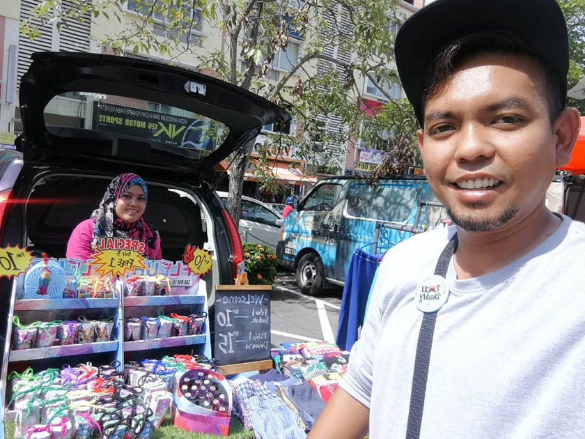 Ketika awal menceburi bidang perniagaan, Aizzul A. Majid menjalankan operasi jualan menerusi bonet kereta.