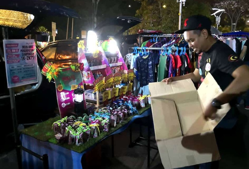 Siang dan malam bertungkus lumus meniaga produk wangian di jalanan.