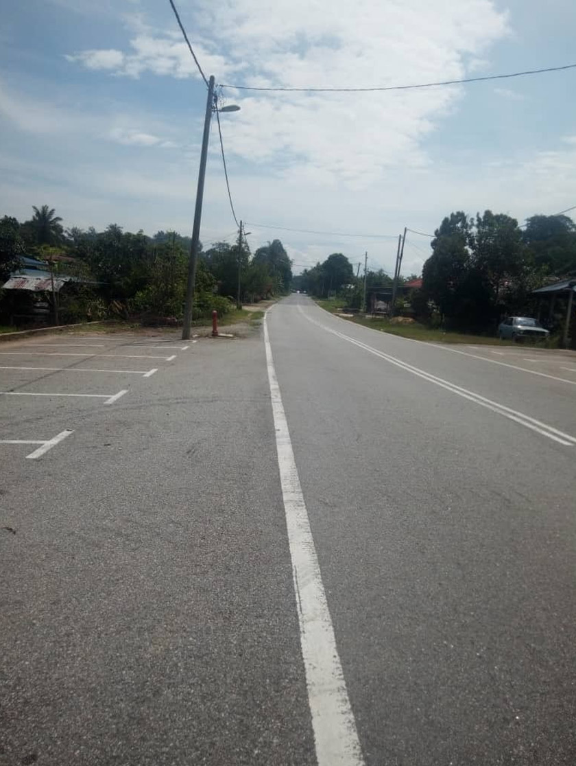 Jalan utama di pekan Napoh yang sibuk setiap hari kini lengang. Gambar: Astro Awani