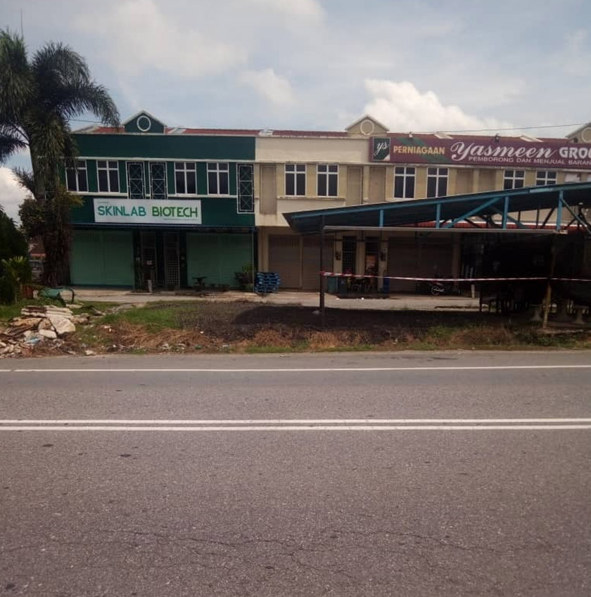 Keadaan di sekitar pekan Napoh sunyi sepi selepas semua aktiviti perniagaan ditutup. Gambar: Astro Awani 