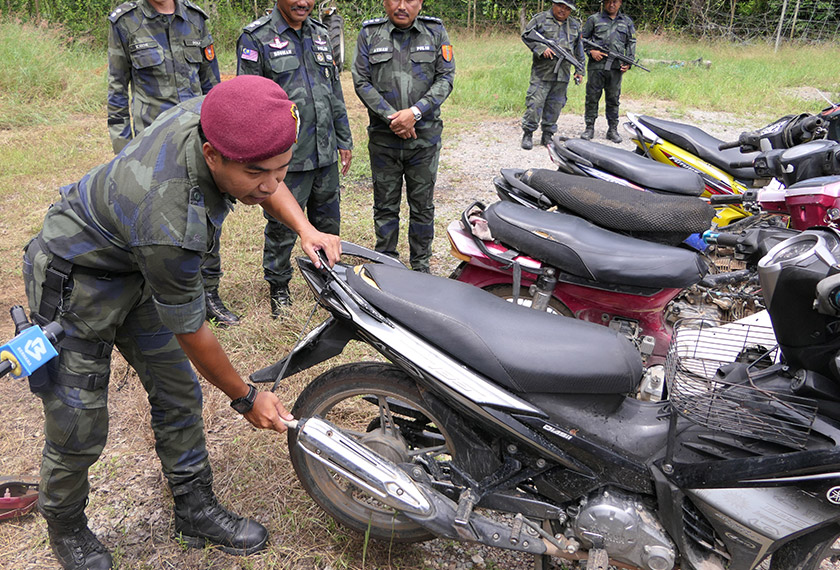 Kayu 'silencer' digunakan penyeludup dan dimasukkan ke dalam ekzos motosikal menyebabkan bunyi deruman lebih perlahan. -Astro AWANI/Fareez Azman