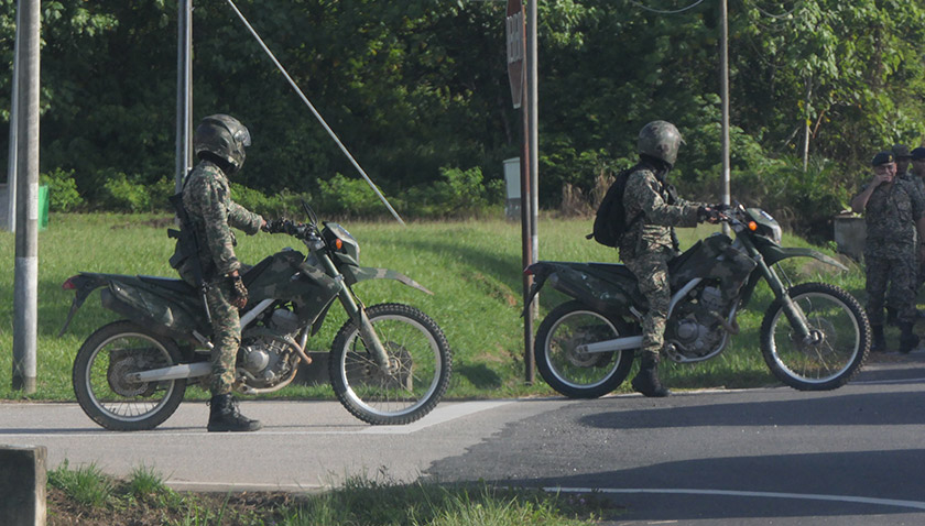 Anggota enam briged turut menggunakan motosikal lasak untuk memudahkan rondaan di sekitar sempadan. -Astro AWANI/Fareez Azman