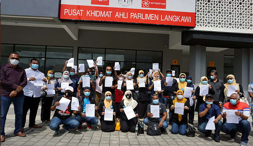 Shukor (berdiri enam kiri) selepas mengumumkan peletakan jawatannya dan keluar dari parti tersebut berkuat kuasa serta-merta pada sidang media di Pusat Khidmat Ahli Parlimen Langkawi, di sini hari ini. Turut mengambil langkah sama, 22 daripada 25 AJK Bersatu Bahagian Langkawi. -- fotoBERNAMA