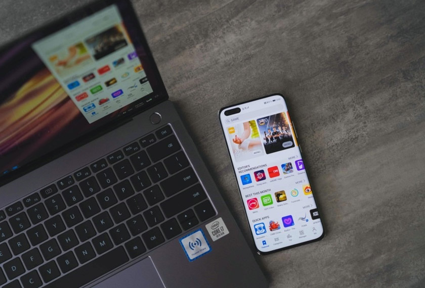 Skrin telefon pintar dapat dihubungkan terus dengan satu sentuhan di bahagian label HUAWEI Share pada komputer riba HUAWEI.