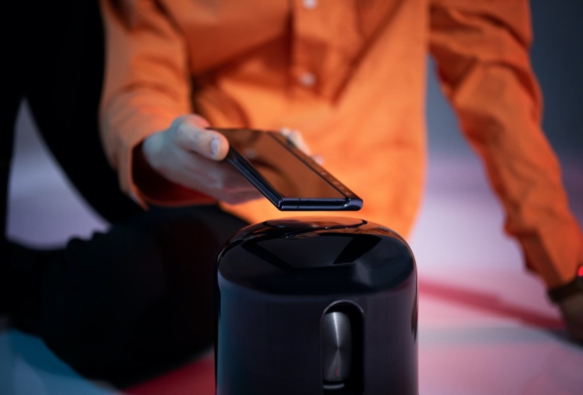 Hanya satu sentuhan bagi memainkan muzik daripada telefon pintar anda dengan menggunakan HUAWEI Sound X.