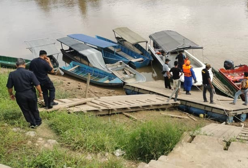 Pasukan SAR dibahagikan empat kumpulan dan menggunakan lima buah bot.
