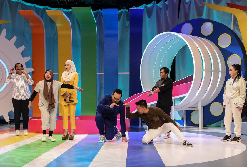 PS Mansur juga turut memeriahkan lagi set Punchline DAC ini dengan celoteh lucunya sebagai sidekick kepada Dato’ AC.