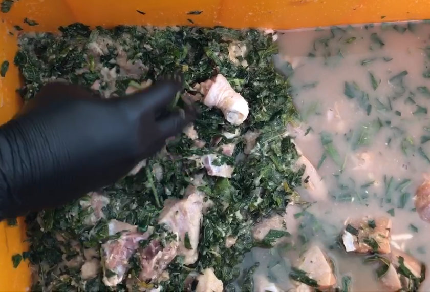 Ramuan manuk pansuh Dapo Duda diperap sebelum dibakar. -Gambar Astro AWANI