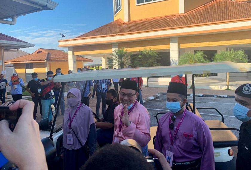 calon bebas, Amir Khusyairi Mohamad Tanusi, pula tiba di pusat penamaan pada pukul 8.58 pagi.