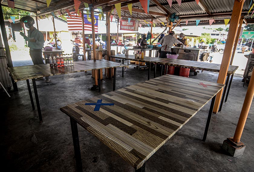 Gerai roti canai kelihatan lengang tanpa pengunjung ketika tinjauan di sekitar Teluk Kumbar pada Ahad (16 Ogos). - Bernama