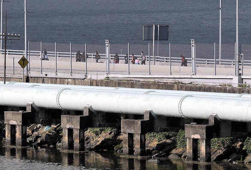 Rakyat daripada Malaysia dan Singapura melalui Tambak Johor pada hari pertama pembukaan sempadan kedua-dua negara sejak ditutup pada 18 Mac lalu bagi membendung penularan pandemik COVID-19. --fotoBERNAMA