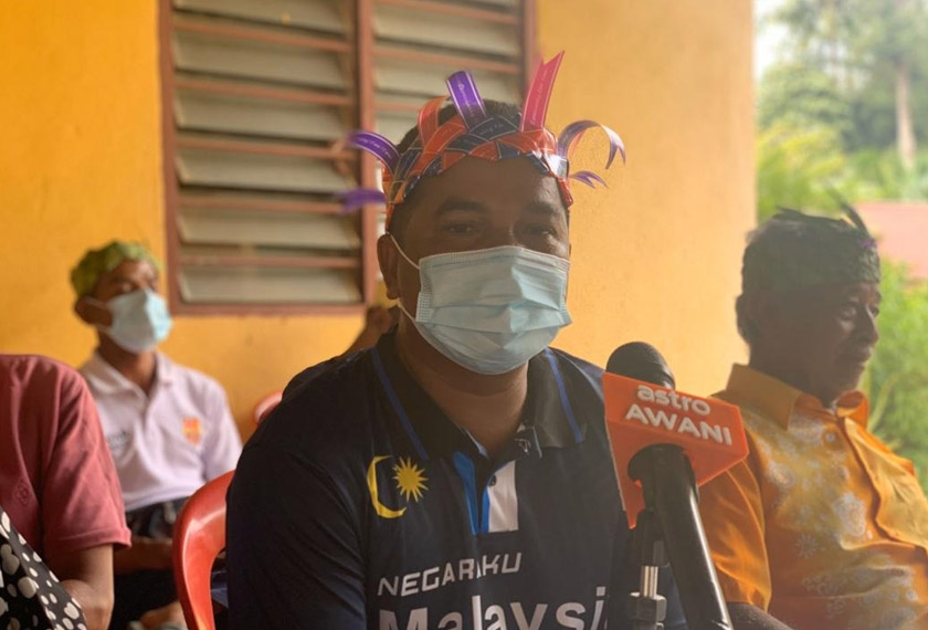 Yop Abas (gambar) bimbang keselamatan penduduk setempat yang terpaksa berulang-alik mengambil air di telaga dan sungai Bernam - Gambar Astro AWANI