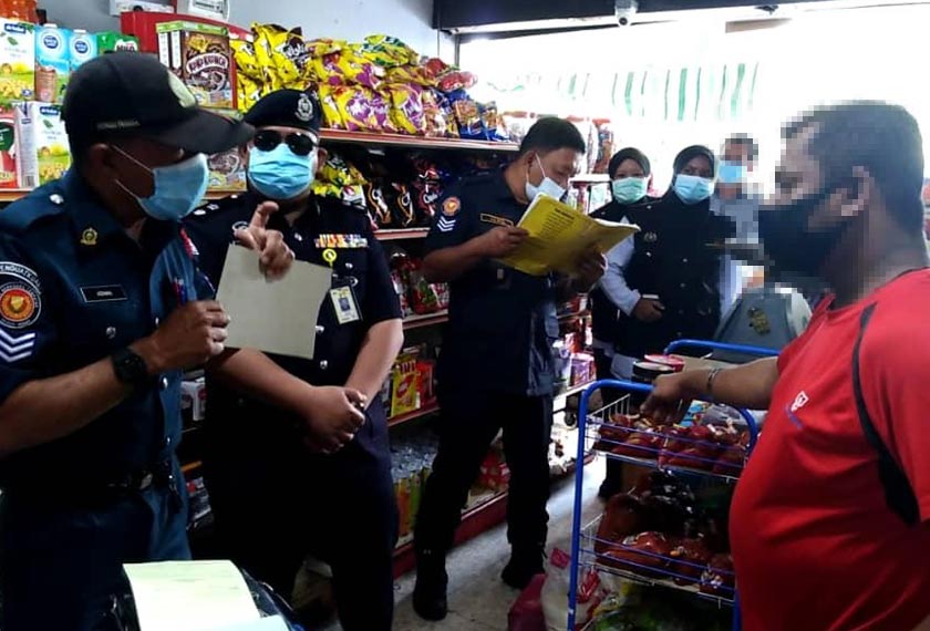 Pemeriksaan di beberapa pasar dan premis mendapati tahap kesedaran orang awam amat tinggi kerana menyedari cara jangkitan COVID-19 yang begitu pantas. - Foto Astro AWANI