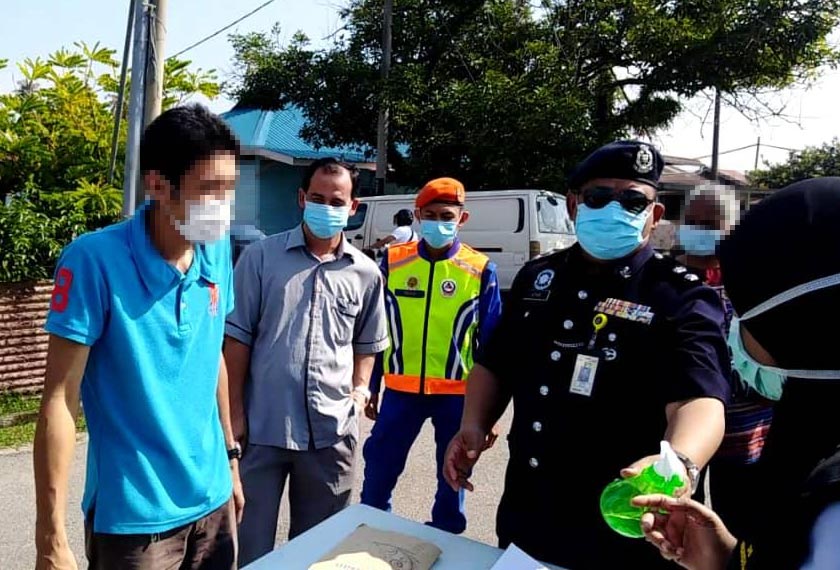 Penjaga pintu masuk dikenakan kompaun kerana menggantikan cecair pembasmi kuman dengan air paip. Foto Astro AWANI