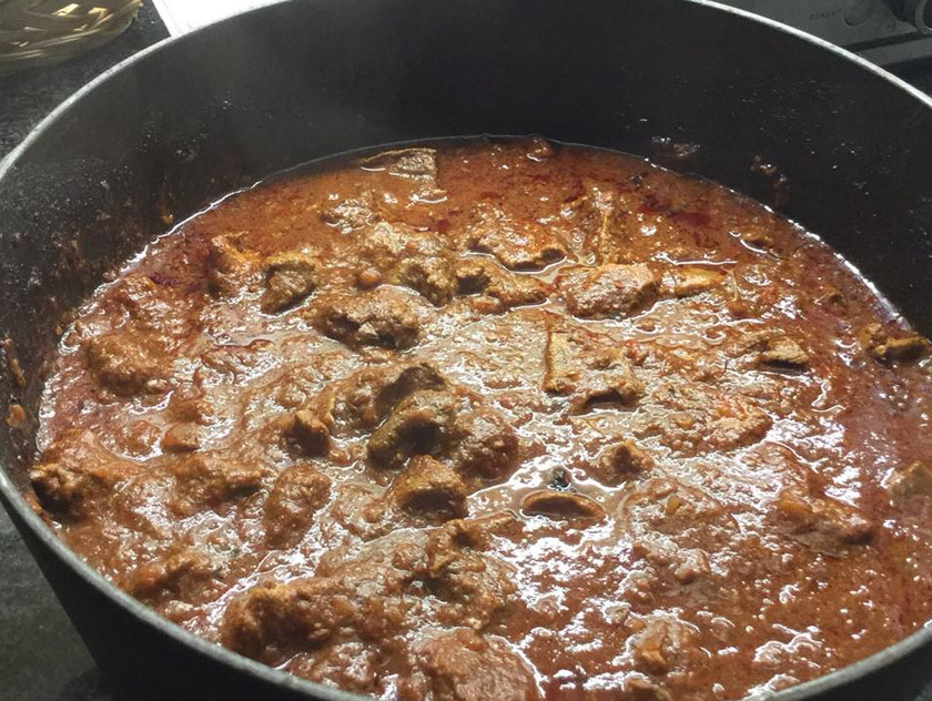 Kari India yang biasanya ditumis dengan bawang, bawang putih, halia, garam masala, cili dan kunyit. - Facebook/D’n’A