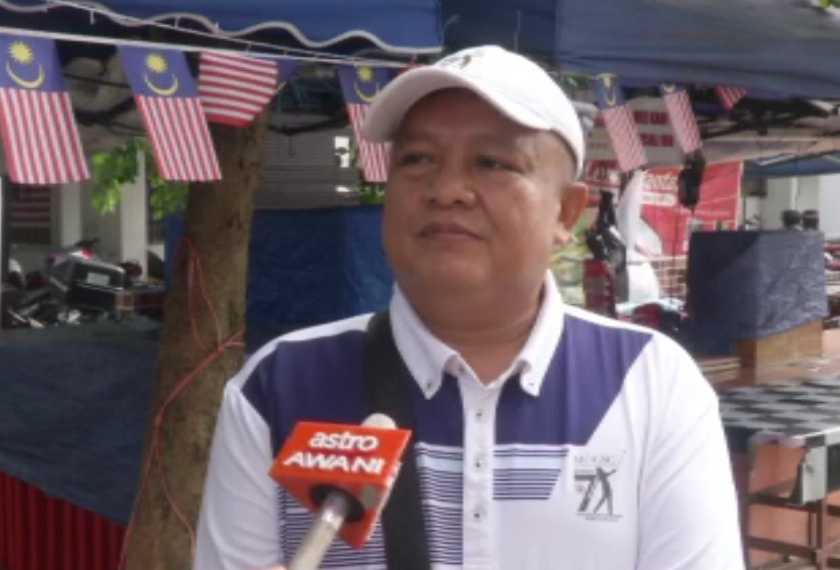 Jika tidak berniaga, kadangkala bapa kepada empat anak yang masih bersekolah ini memandu teksi untuk mendapatkan sedikit wang tambahan.