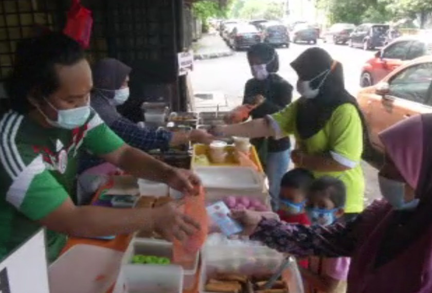 Bagi peniaga nasi lemak, Nawirah Said, rutin hariannya bermula seawal jam 4.00 pagi, waktu di mana kebanyakan orang sedang lena dibuai mimpi.