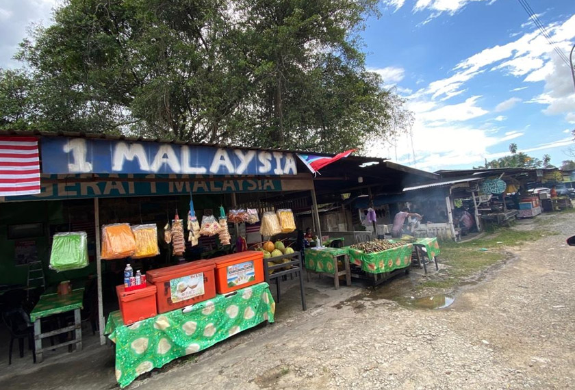 Ini antara gerai yang menjual lokan bakar di Jalan Sulaman.