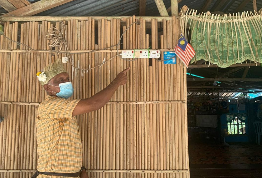 Kuloh Bah menunjukkan keadaan pendawaian elektrik di rumahnya - Gambar Astro AWANI