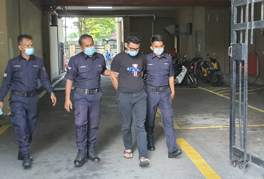 Tertuduh diiringi anggota polis ke Mahkamah Sesyen Butterworth atas pertuduhan merogol gadis bawah umur pada 8 Ogos lalu. - Foto Astro AWANI