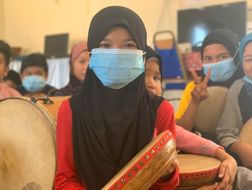 Walaupun berdepan cabaran, Nurul Air tetap bertekad untuk menguasai pukulan kompang - Gambar Astro AWANI